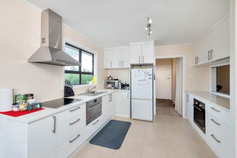 Photo of property in 1/16 Peach Road, Glenfield, Auckland, 0629