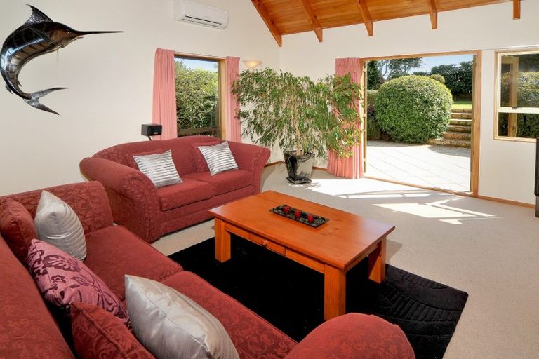 Photo of property in 6 Tilia Place, Totara Heights, Auckland, 2105