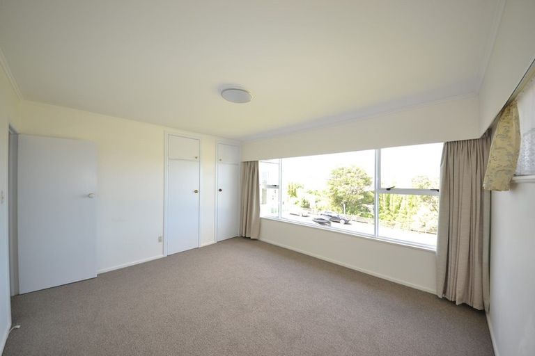 Photo of property in 27 Chivalry Road, Glenfield, Auckland, 0629