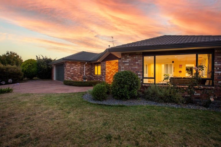 Photo of property in 6 Runanga Grove, Waikanae, 5036