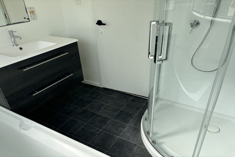 Photo of property in 2/92 Moore Street, Hillcrest, Auckland, 0627