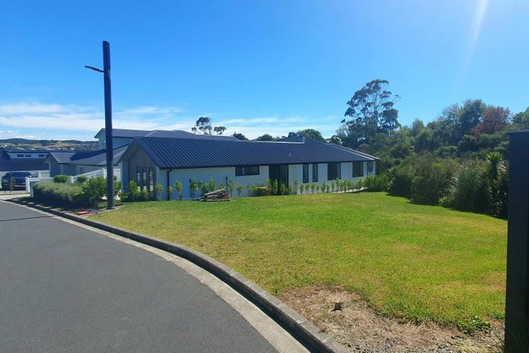 Photo of property in 8 Odlin Lane, Red Beach, 0932