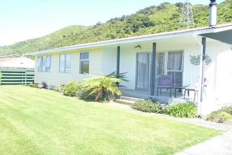 Photo of property in 25 Larchmont Grove, Totara Park, Upper Hutt, 5018