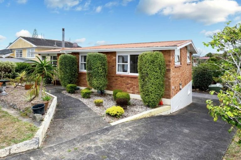 Photo of property in 21 Bert Wilson Place, Cockle Bay, Auckland, 2014