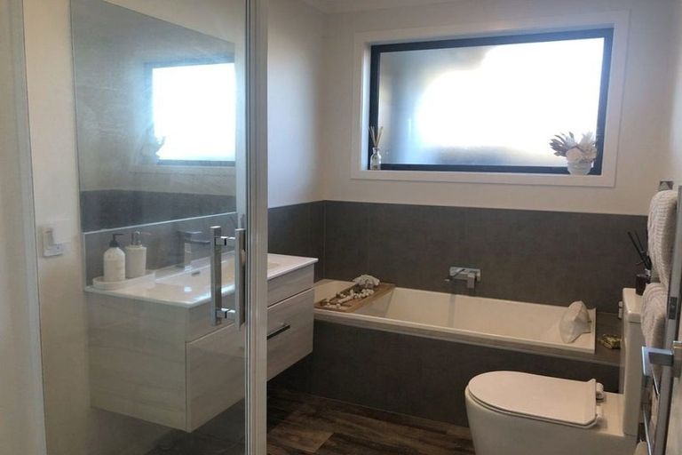 Photo of property in 31 Tahuna Minhinnick Drive, Glenbrook, 2681