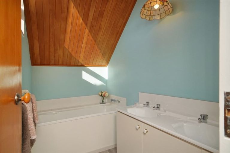 Photo of property in 4 Ball Lane, Redcliffs, Christchurch, 8081