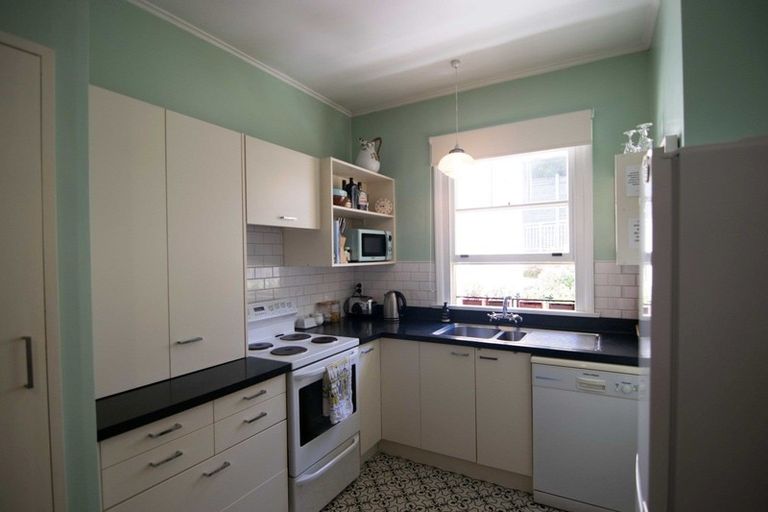 Photo of property in 2/332 Tinakori Road, Thorndon, Wellington, 6011