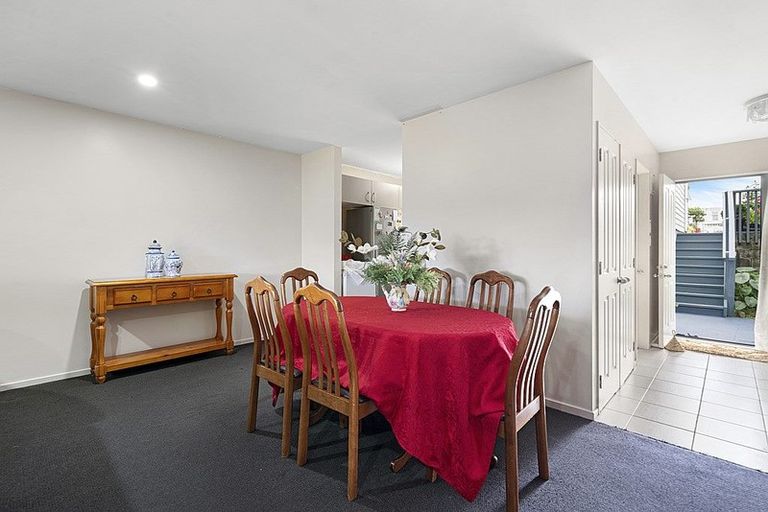 Photo of property in 28/3 Hulme Place, Henderson, Auckland, 0612