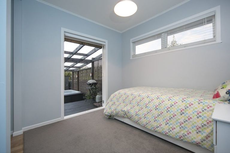 Photo of property in 70 Stottholm Road, Titirangi, Auckland, 0604