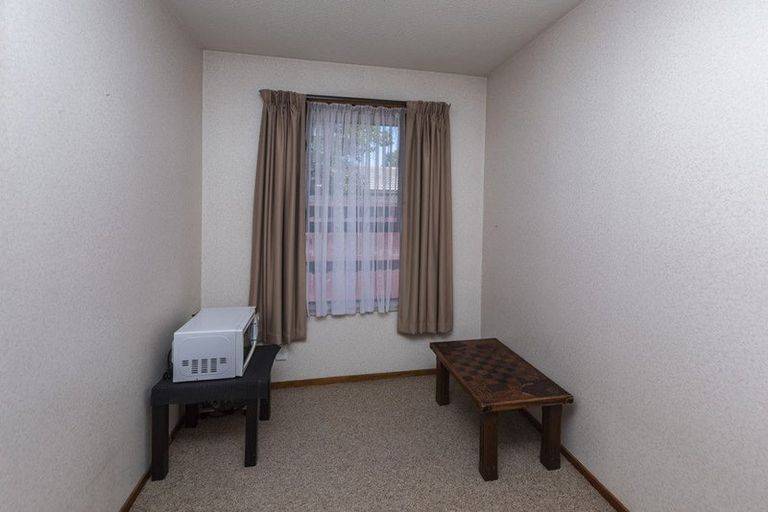 Photo of property in 8 Edron Place, Redwood, Christchurch, 8051