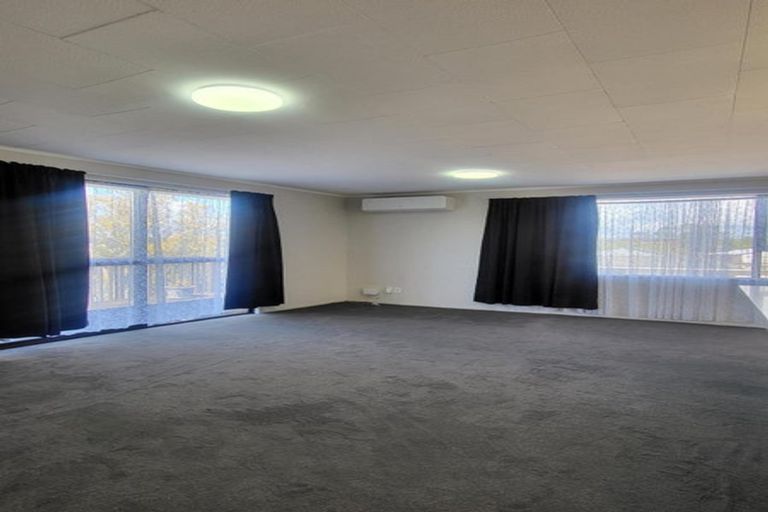 Photo of property in 4 Kayle Glen, West Harbour, Auckland, 0618