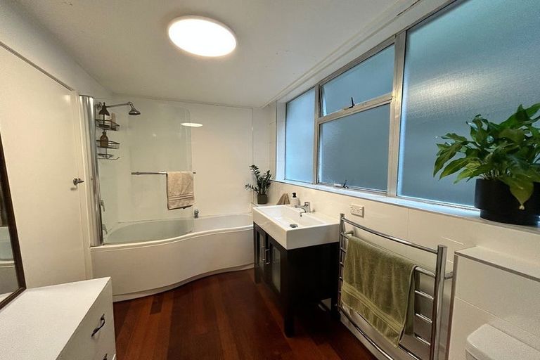 Photo of property in Greenmantle Flats, 88a Salamanca Road, Kelburn, Wellington, 6012