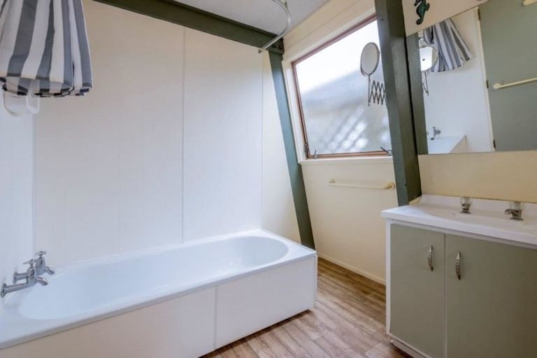 Photo of property in 122 Field Way, Waikanae Beach, Waikanae, 5036