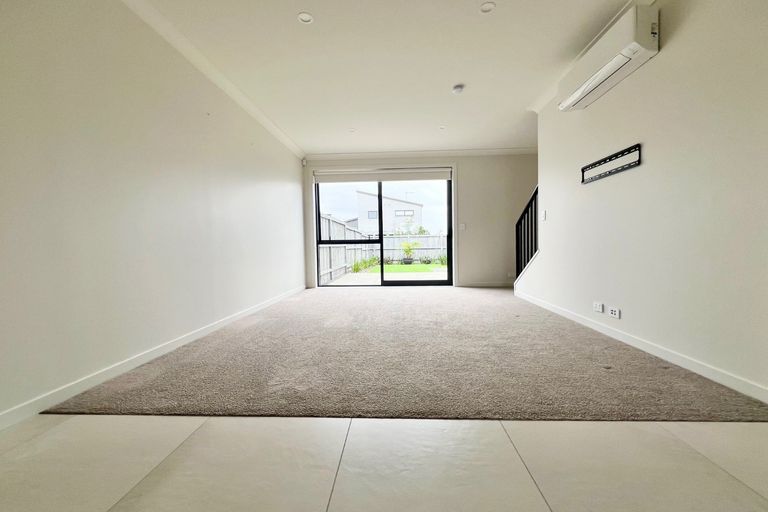Photo of property in 28 Rauriki Lane, Rosehill, Papakura, 2113