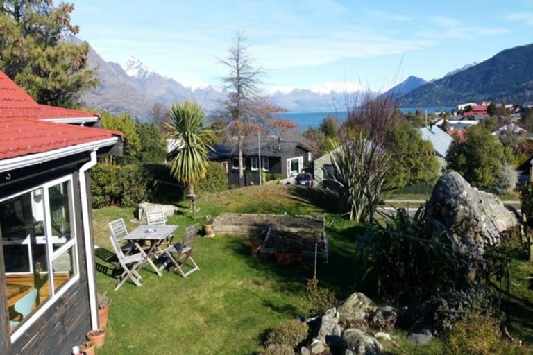 Photo of property in 2 Cypress Court, Kelvin Heights, Queenstown, 9300