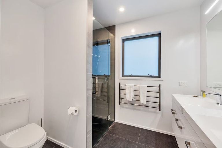 Photo of property in 23 Quinns Road, Waiatarua, Auckland, 0612