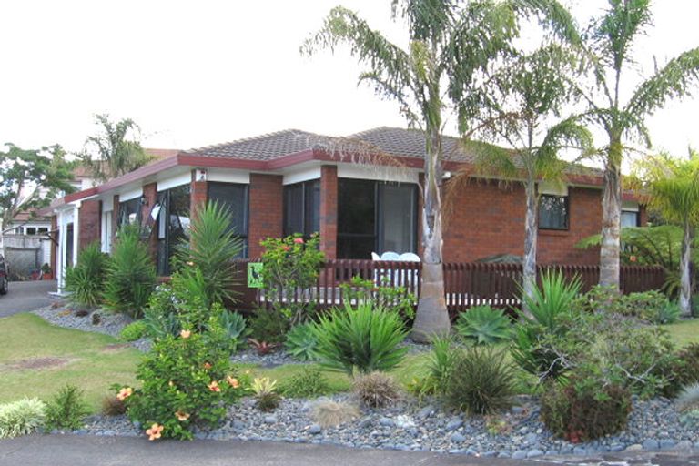 Photo of property in 12 Javelin Place, West Harbour, Auckland, 0618