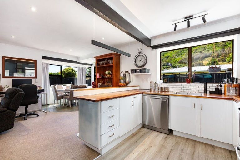 Photo of property in 72 Elizabeth Street, Waikanae, 5036