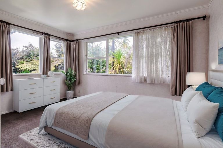 Photo of property in 35 Castleford Street, Green Bay, Auckland, 0604