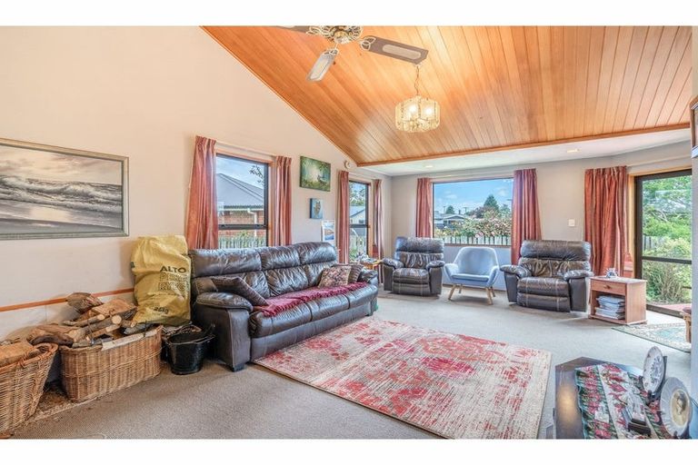 Photo of property in 70 Hunter Street, Edendale, 9825