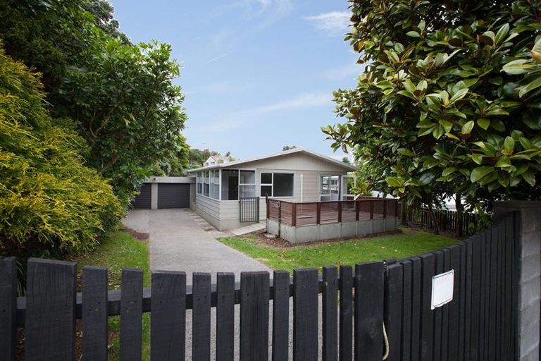 Photo of property in 5 Poharama Place, Marfell, New Plymouth, 4310