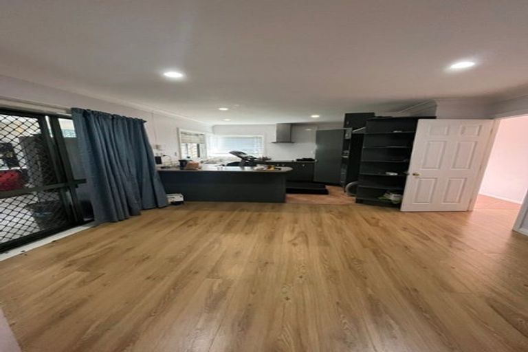 Photo of property in 10 Glenveagh Park Drive, Weymouth, Auckland, 2103