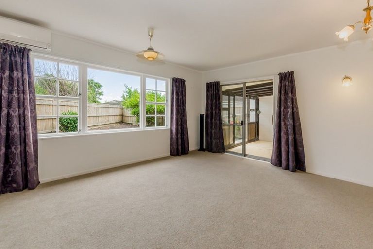 Photo of property in 15 Rewarewa Crescent, Waikanae, 5036