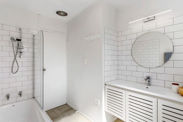 Photo of property in 3 Sispara Place, Beach Haven, Auckland, 0626