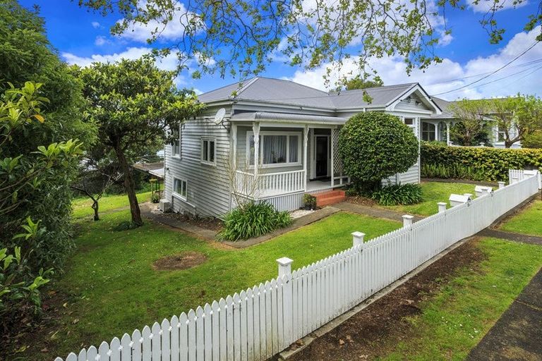 Photo of property in 33 Waimana Avenue, Northcote Point, Auckland, 0627