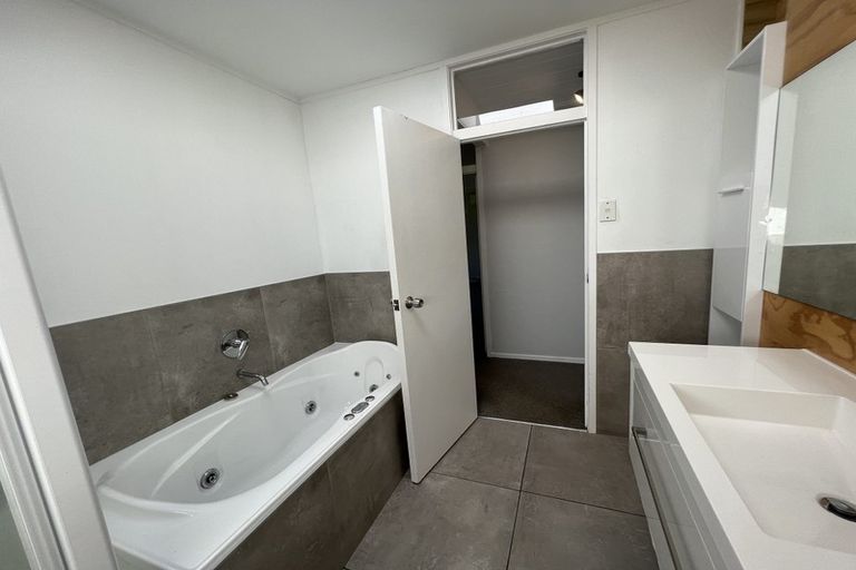 Photo of property in 5 Booralee Avenue, Botany Downs, Auckland, 2010