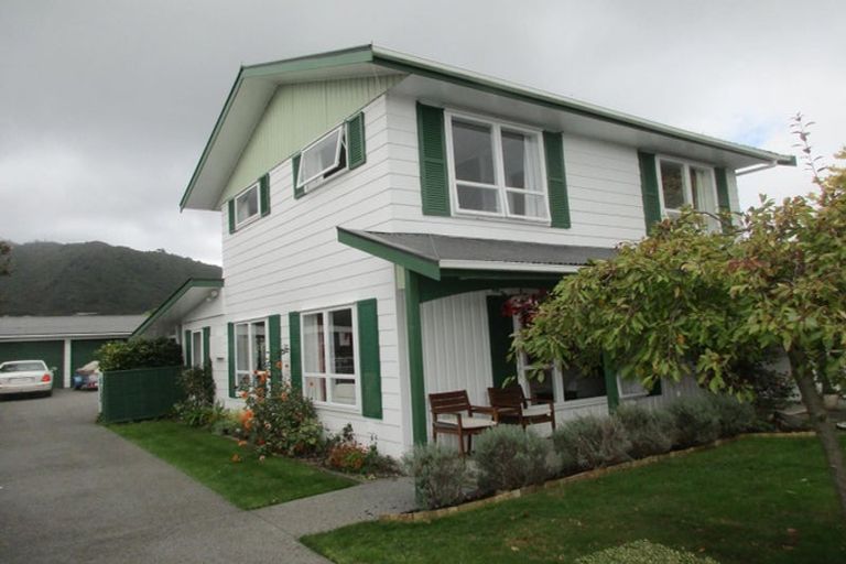 Photo of property in 5 Arthur Grove, Waikanae, 5036