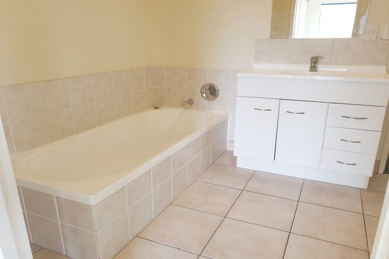 Photo of property in 1/86 Fernhill Way, Oteha, Auckland, 0632