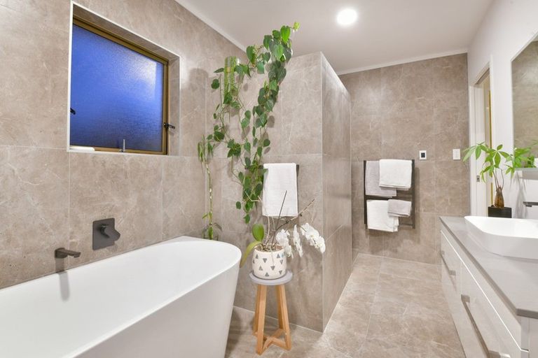 Photo of property in 9 Elgin Place, Red Beach, 0932