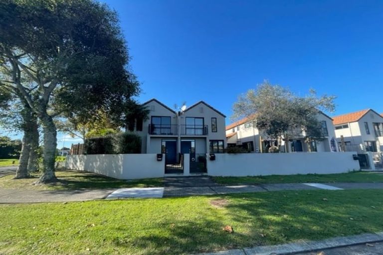 Photo of property in 2/27 Kellaway Drive, East Tamaki, Auckland, 2013