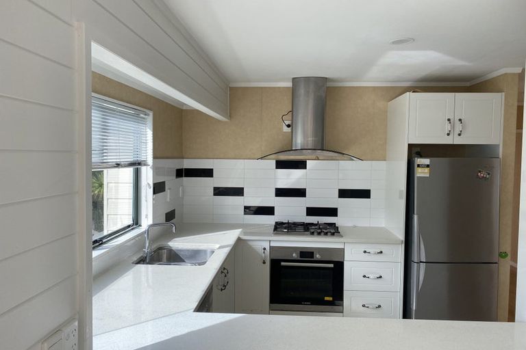 Photo of property in 1/4 Mossop Rise, Glenfield, Auckland, 0629