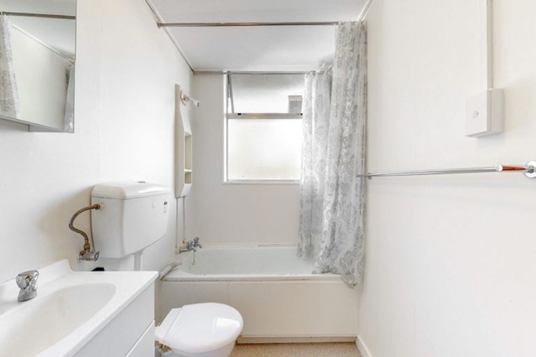 Photo of property in Beresford Apartments, 16/118 Russell Terrace, Berhampore, Wellington, 6023