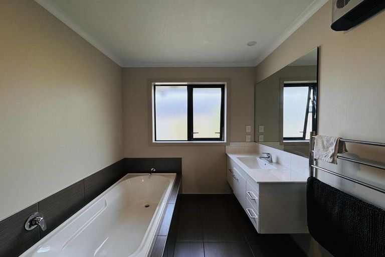 Photo of property in 8 Gibraltar Way, Fitzherbert, Palmerston North, 4410