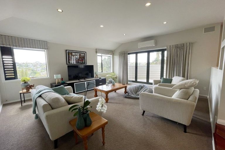 Photo of property in 1/86 Saddleback Rise, Murrays Bay, Auckland, 0630