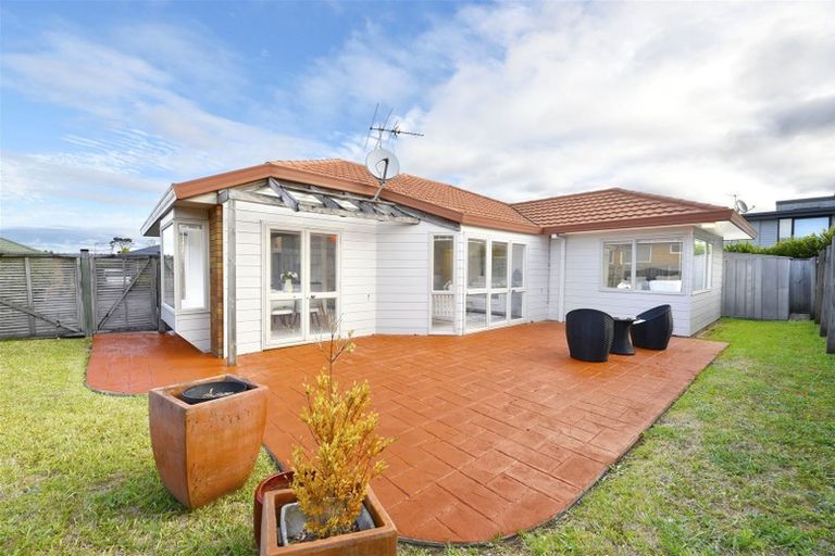 Photo of property in 25 Heversham Place, Glendene, Auckland, 0602