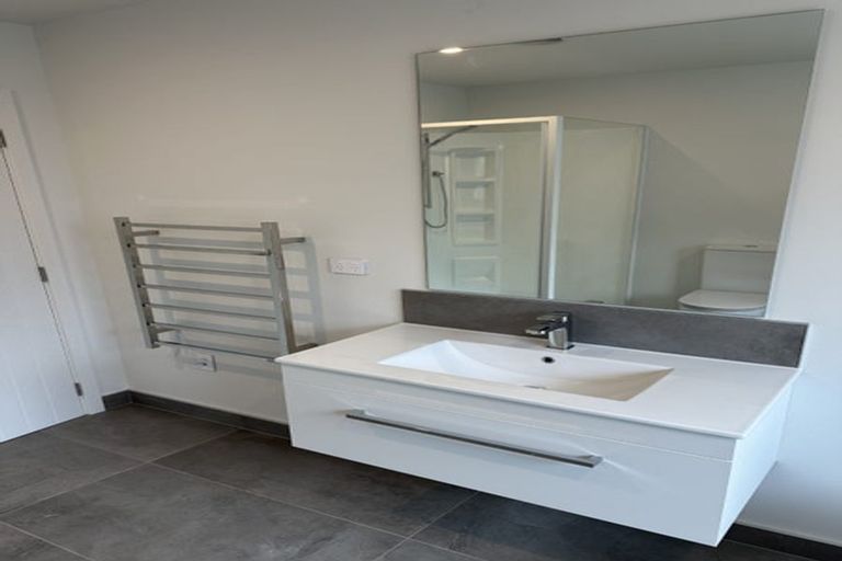 Photo of property in 32 Solitude Crescent, Kelvin Grove, 4414