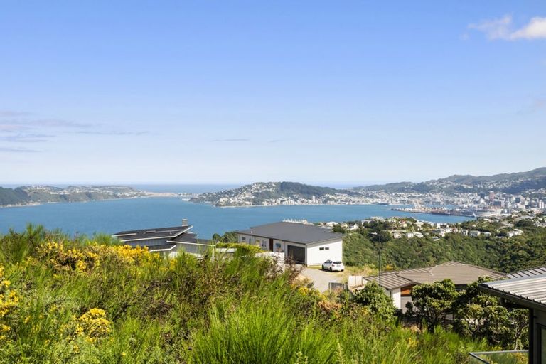 Photo of property in 7b Grumman Lane, Newlands, Wellington, 6037