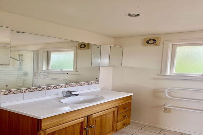 Photo of property in 4 Clematis Avenue, Murrays Bay, Auckland, 0630