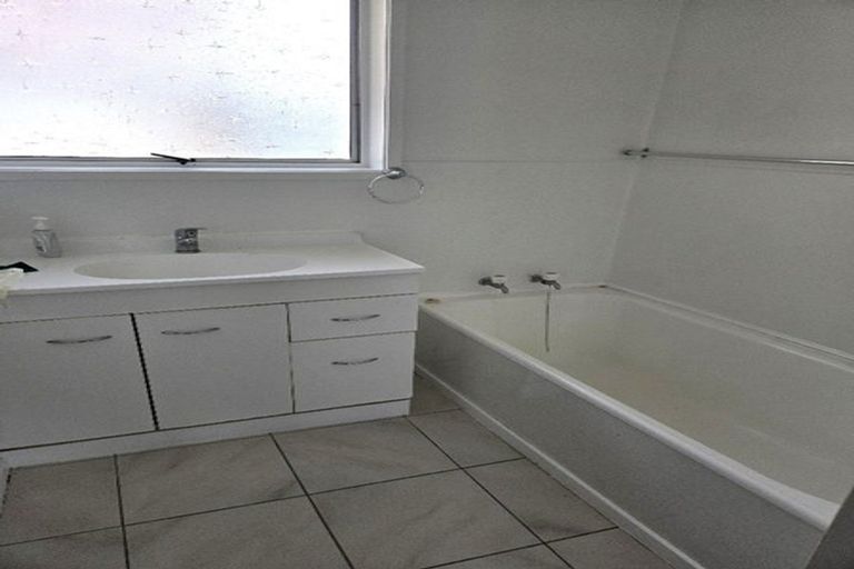 Photo of property in 2/56 Cockayne Crescent, Sunnynook, Auckland, 0620