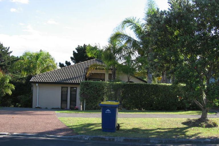 Photo of property in 18 Cayman Place, Unsworth Heights, Auckland, 0632