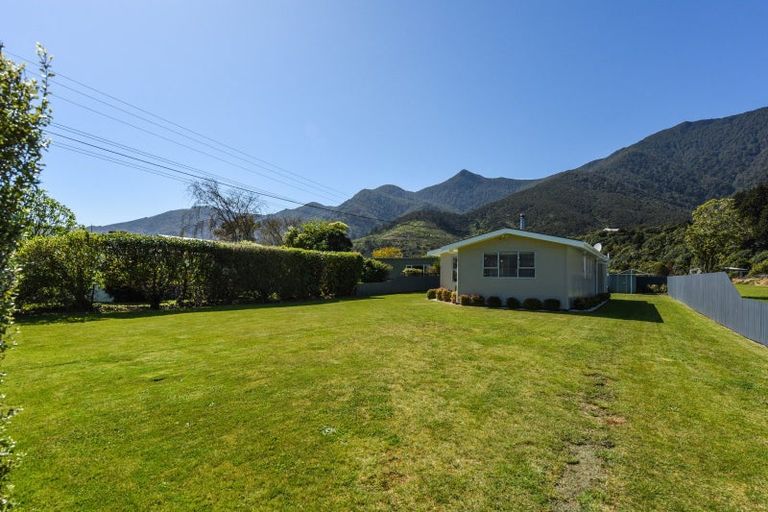 Photo of property in 20 Renata Road, Okiwi Bay, 7193