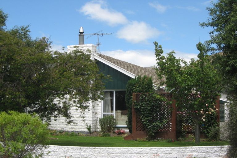 Photo of property in 8 Ribbonwood Place, Hillsborough, Christchurch, 8022