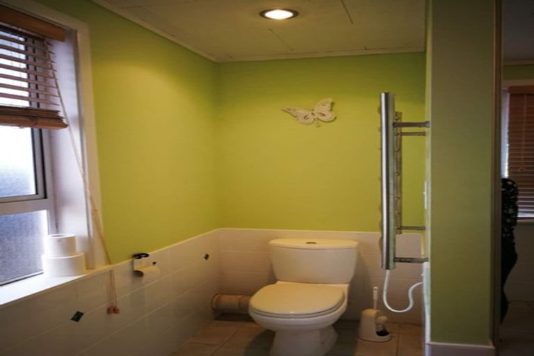 Photo of property in 10 Barron Drive, Green Bay, Auckland, 0604