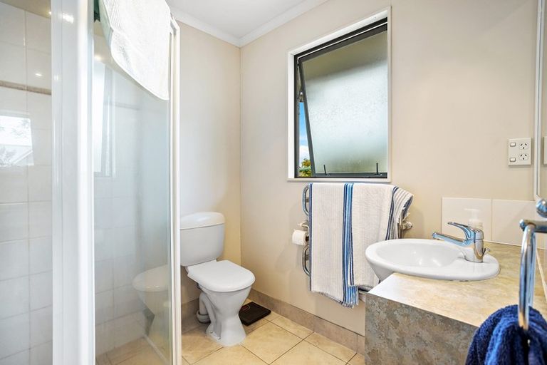 Photo of property in 34 Oakford Park Crescent, Greenhithe, Auckland, 0632