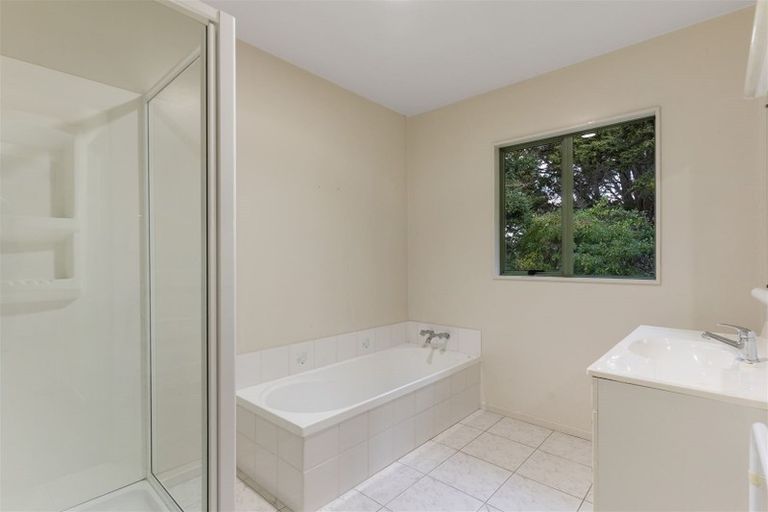 Photo of property in 1/51 Pupuke Road, Birkenhead, Auckland, 0627