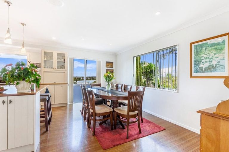 Photo of property in 17 Da Vinci Place, West Harbour, Auckland, 0618